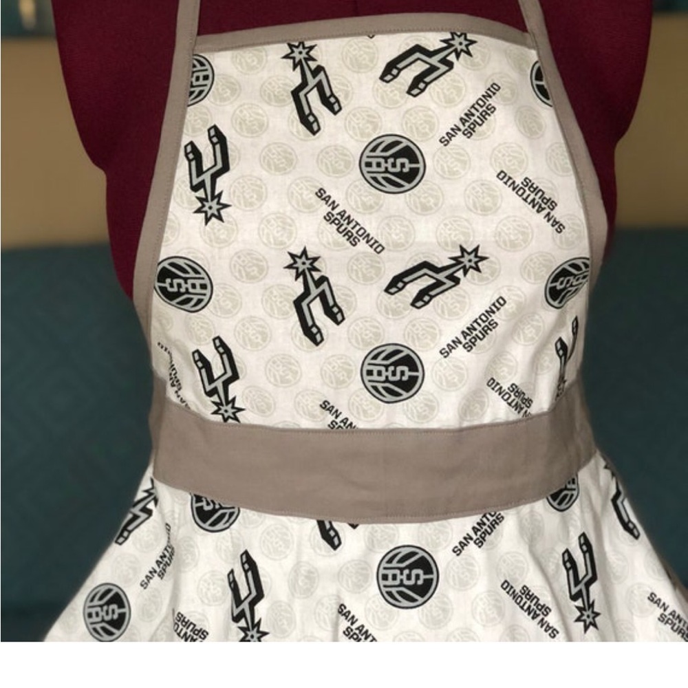 Handmade Spurs Apron - Picture 2 of 6